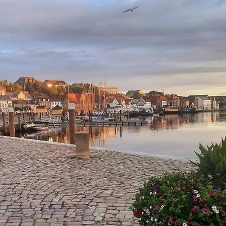 Hafenblick- Direkt Am Wasser Ein Schönes Im Herzen Der Altstadt Mit Parkplatz * Flensburg